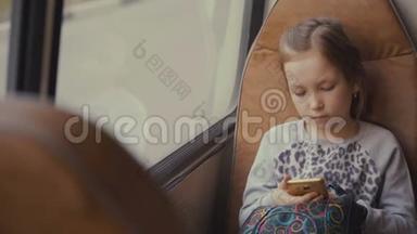 年轻漂亮的女乘客，在移动校车上带着书包，在她的智能手机和社交网络上使用社交网络
